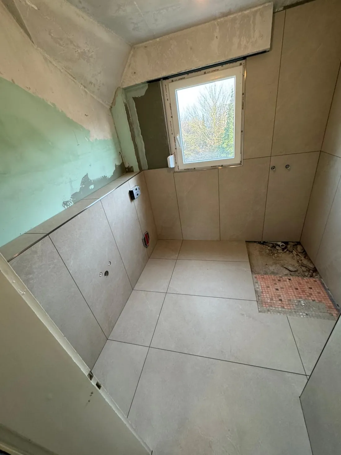 Neu gefliestes Bad im Dachgeschoss in Neustadt an der Weinstraße