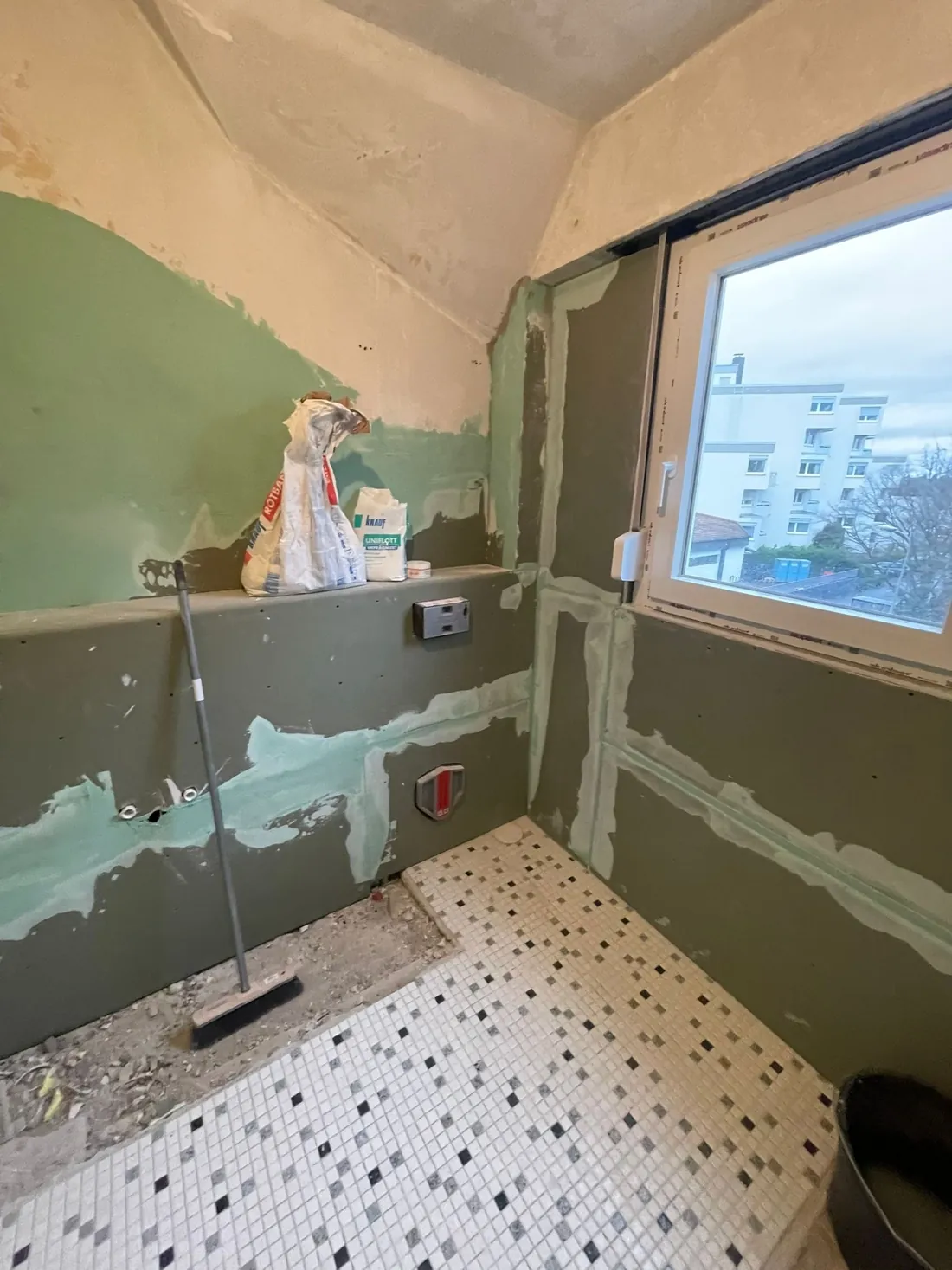 Vorwand mit Anschlüssen für WC und Waschtisch unter dem Fenster
