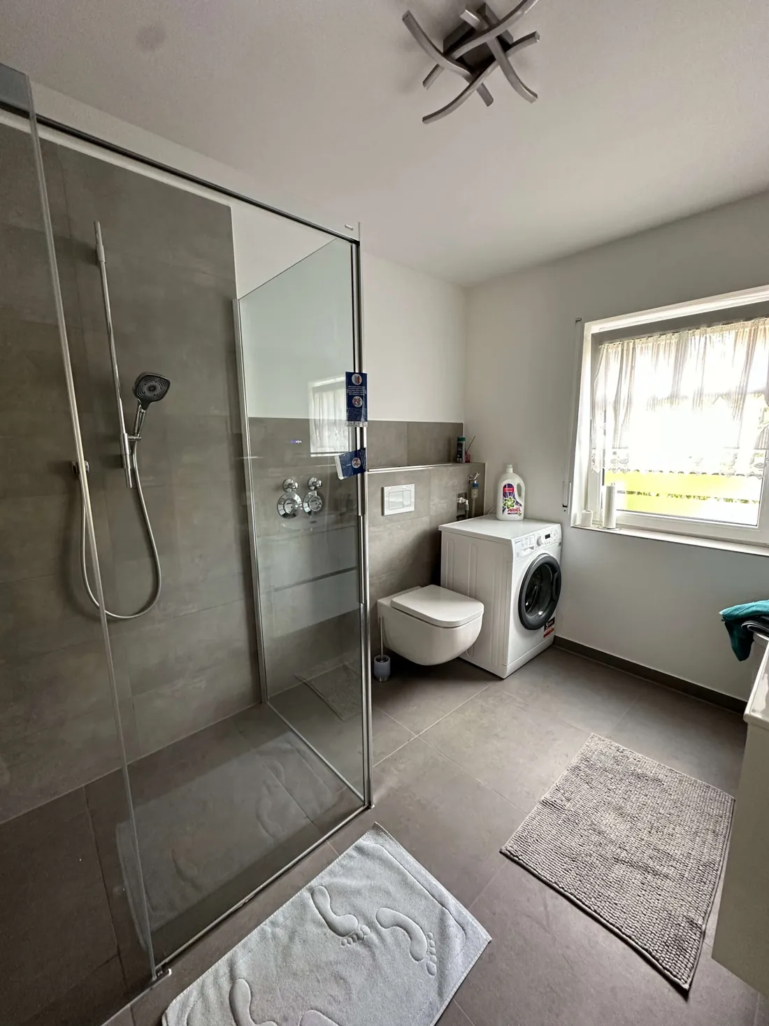 Dieselbe Wand fertig mit WC und Dusche