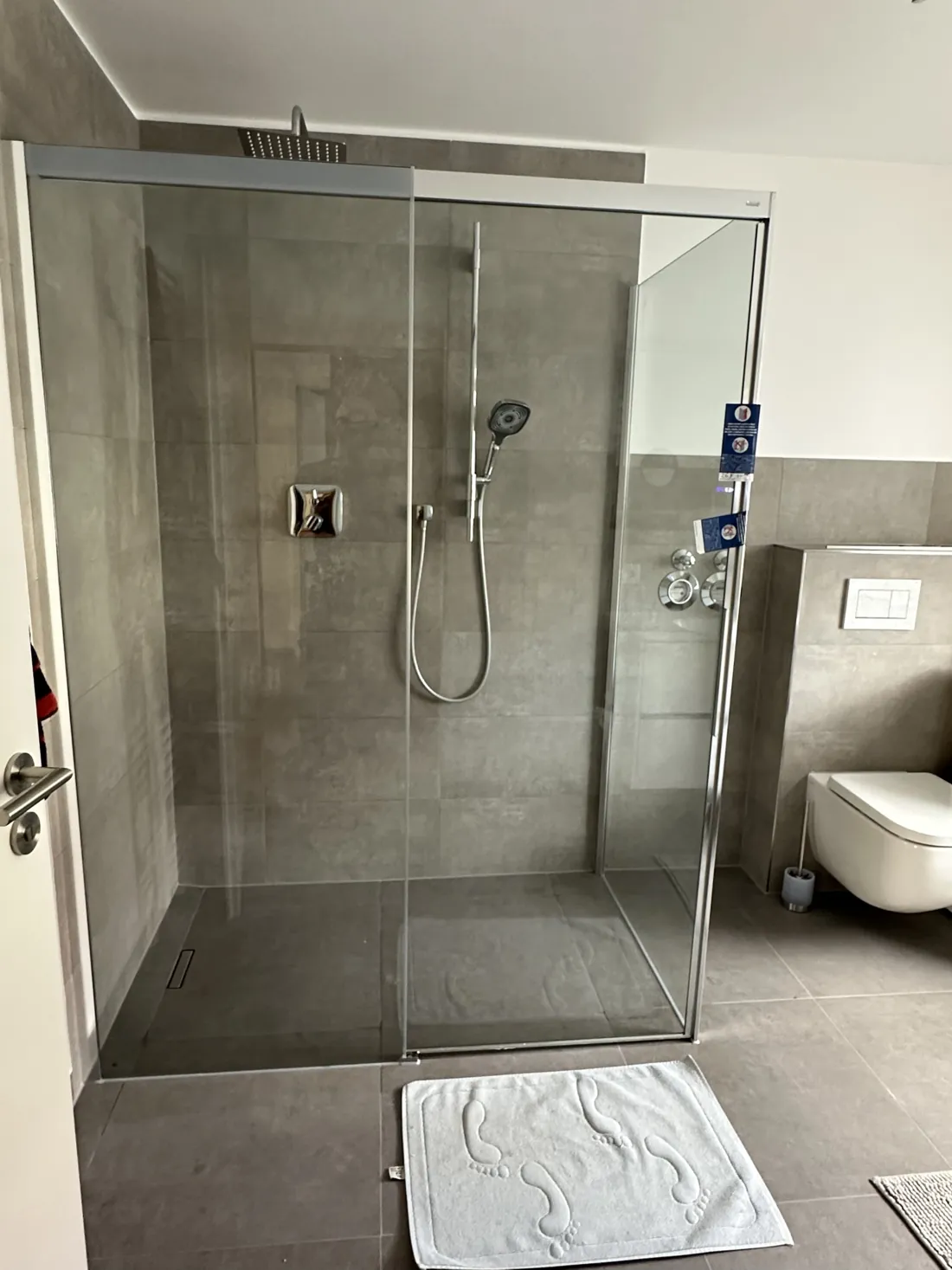 Bodengleiche Dusche mit Glasschiebetür in Neustadt-Diedesfeld