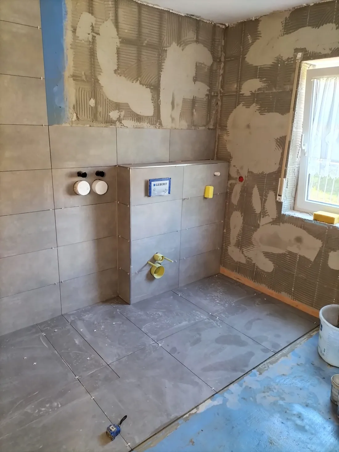 WC-Wand im Rohbau mit neuer Vorwand