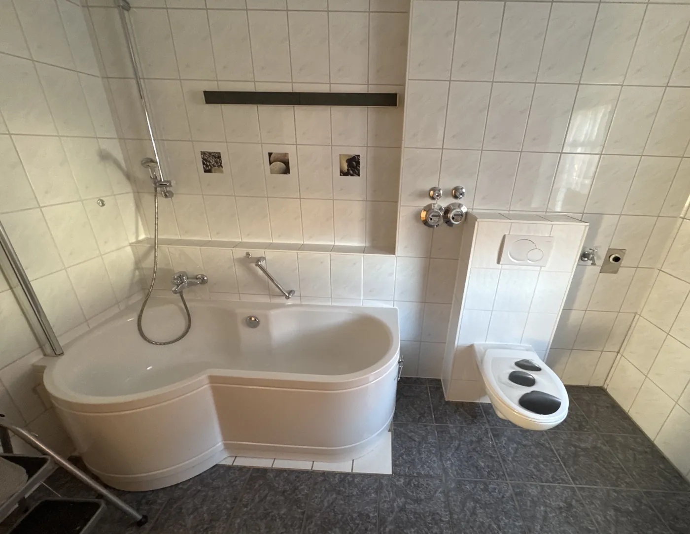 Alte Eckbadewanne, an deren Stelle eine Dusche kam