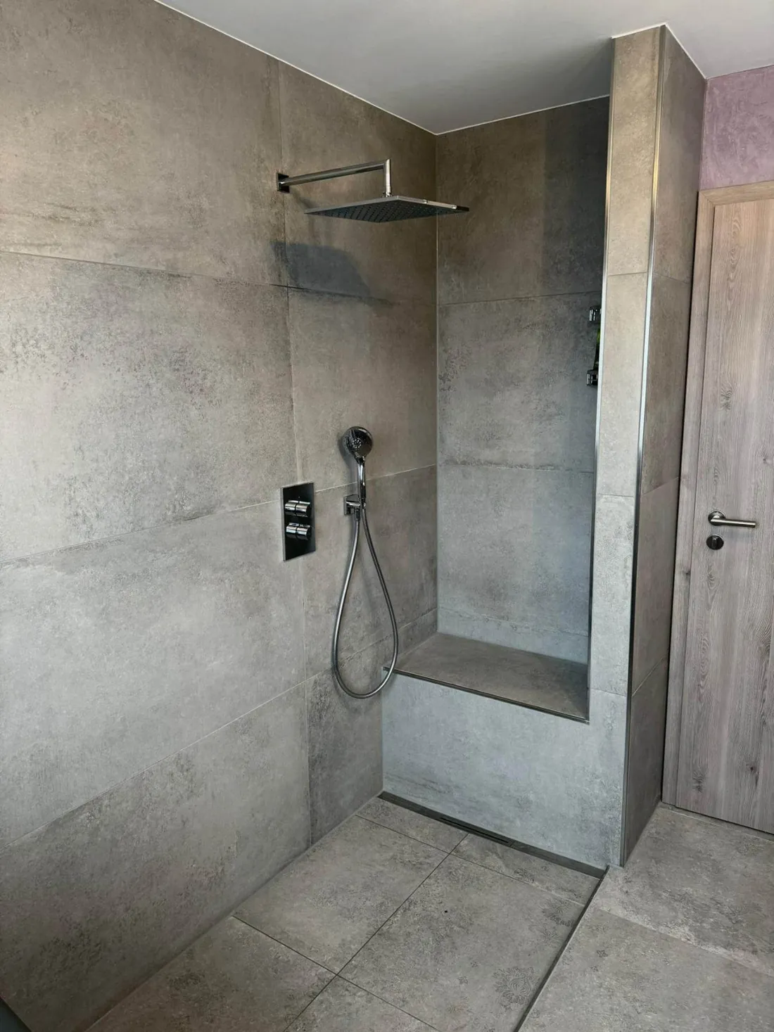Begehbare Dusche mit Regenbrause aus einem Bad im Nachbarort Limburgerhof