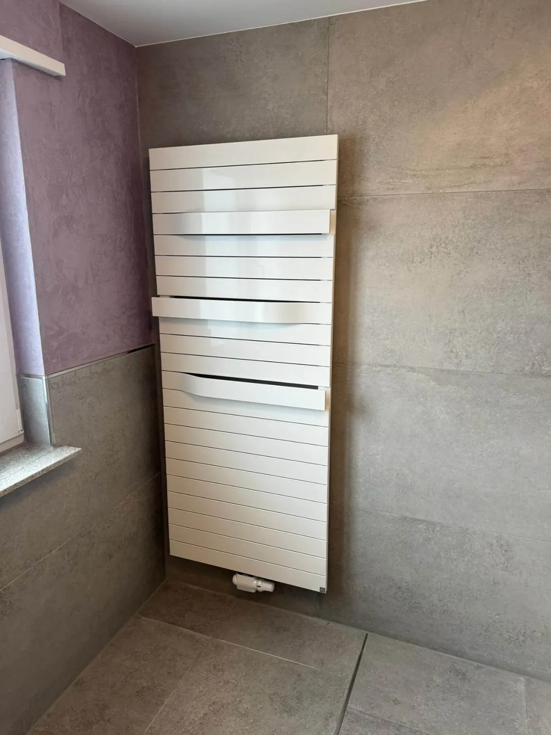 Handtuchheizkörper an der Wand