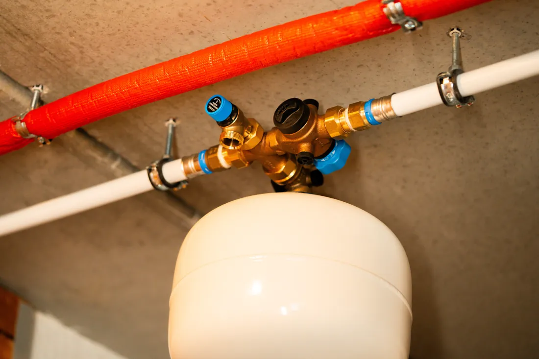 Ausdehnungsgefäß unter der Decke mit Anschlüssen