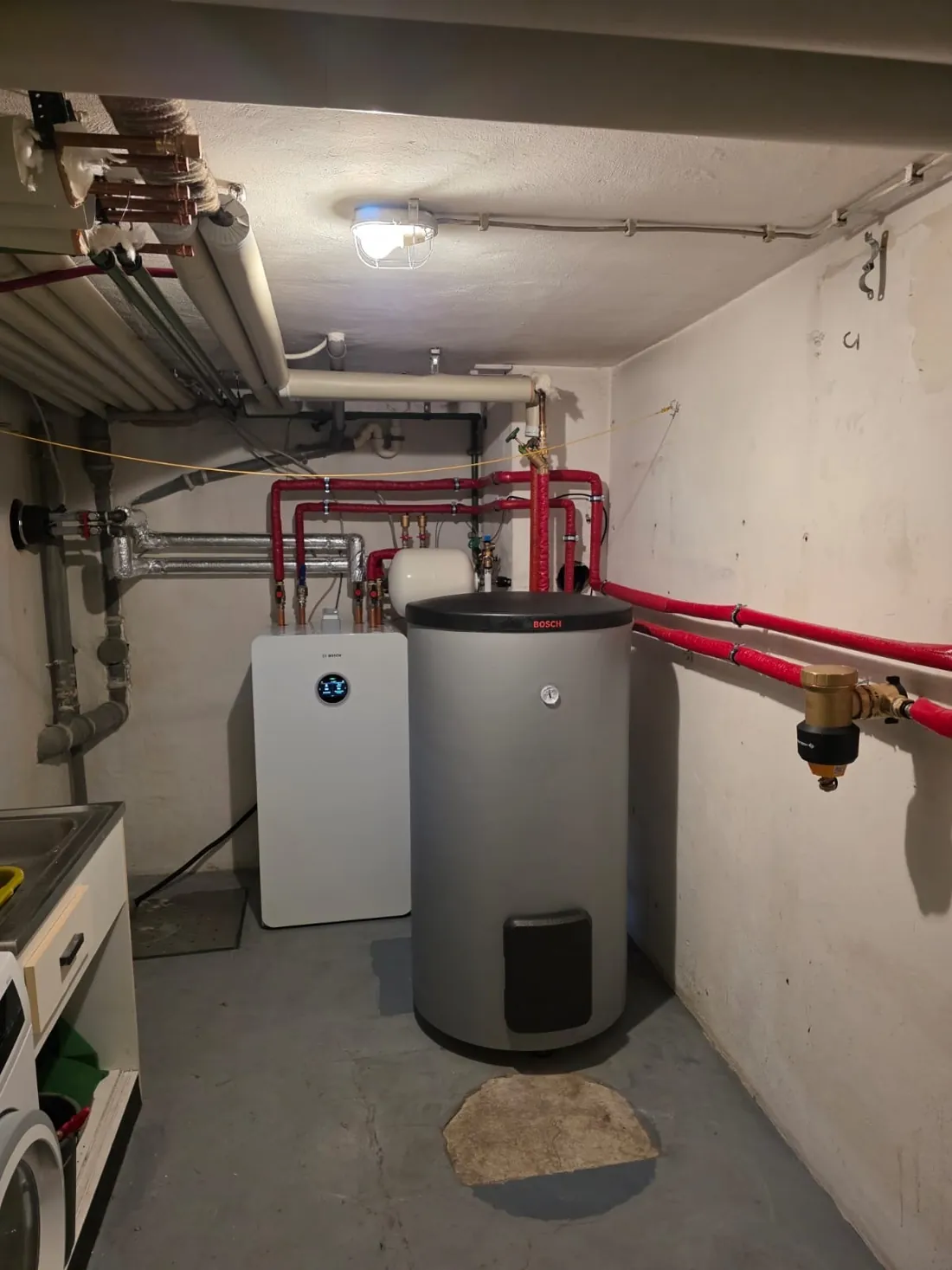 Bosch-Inneneinheit und Speicher im Keller eines Wohnhauses in Mutterstadt