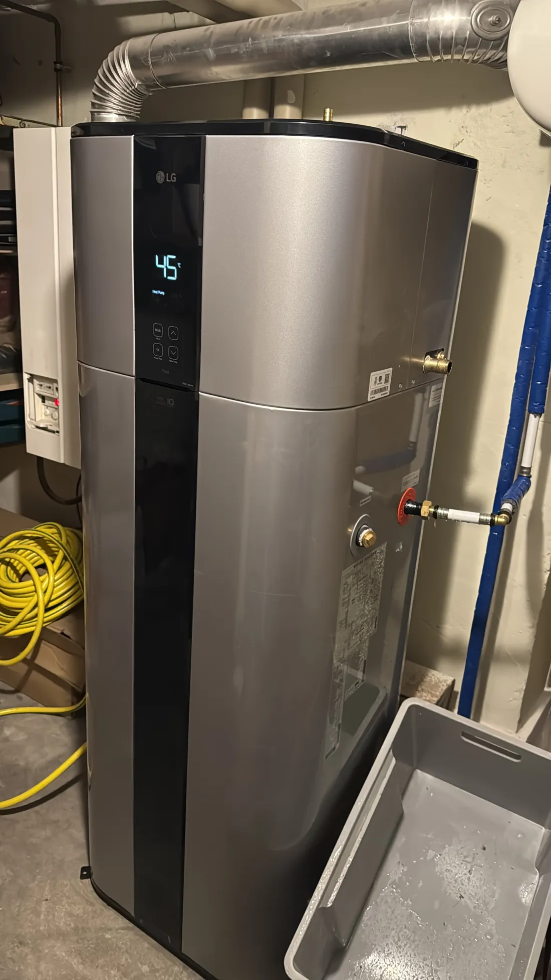 Warmwasser-Wärmepumpe von LG mit Luftkanal im Keller