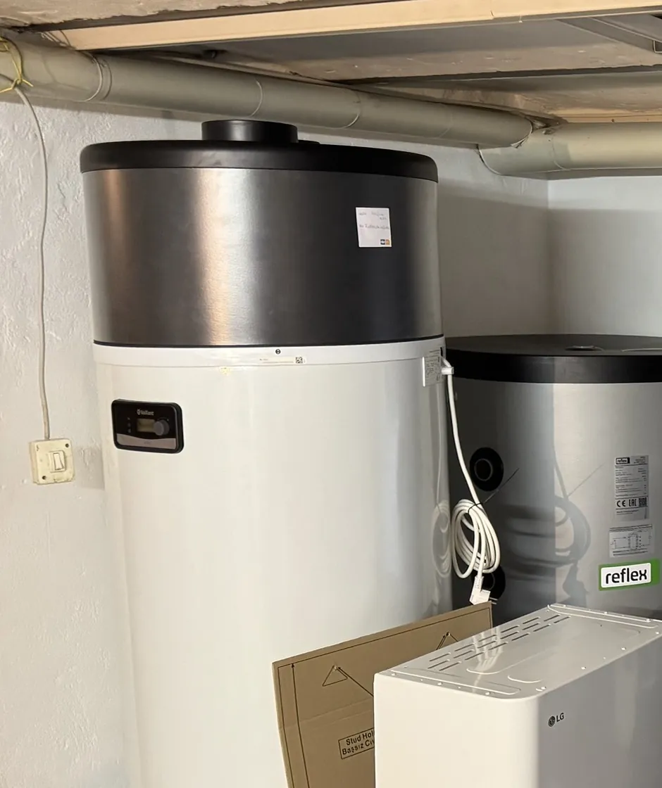 Warmwasser-Wärmepumpe von Vaillant neben einem Speicher im Keller