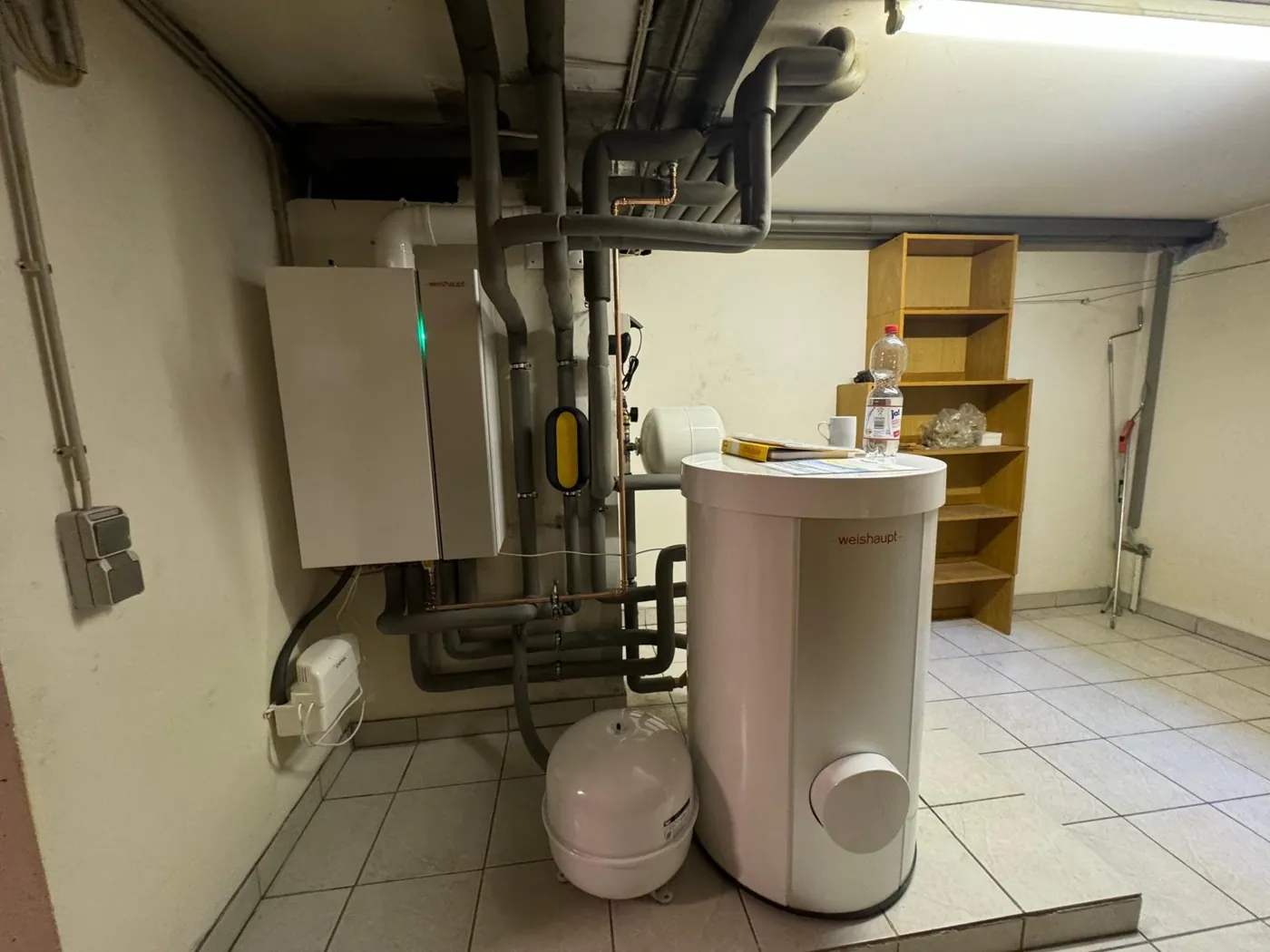 Weishaupt Gas-Brennwertgerät mit Warmwasserspeicher in einem Heizraum in Haßloch