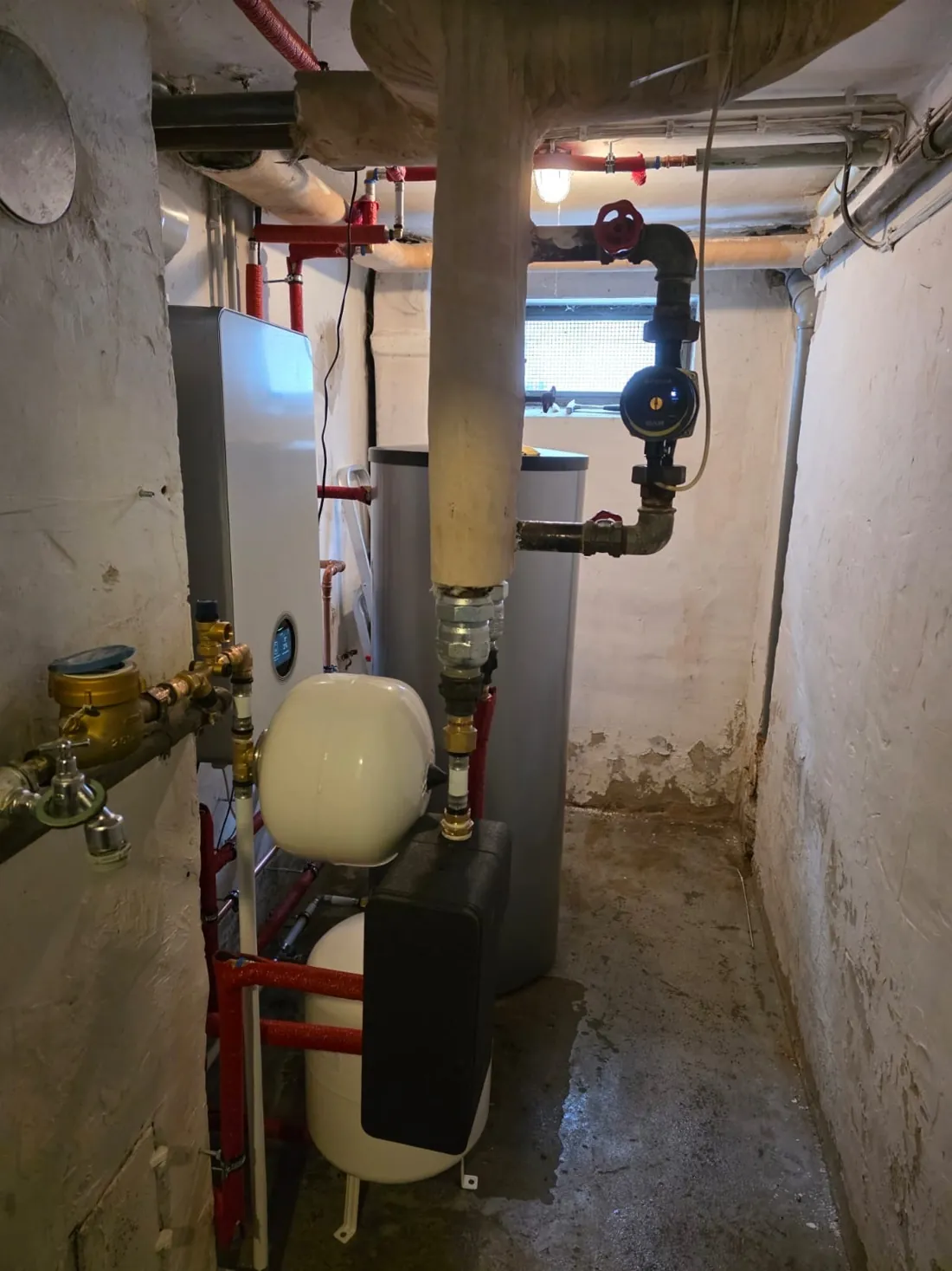 Bosch-Speicher, Ausdehnungsgefäße und gedämmte Leitungen im Altbaukeller