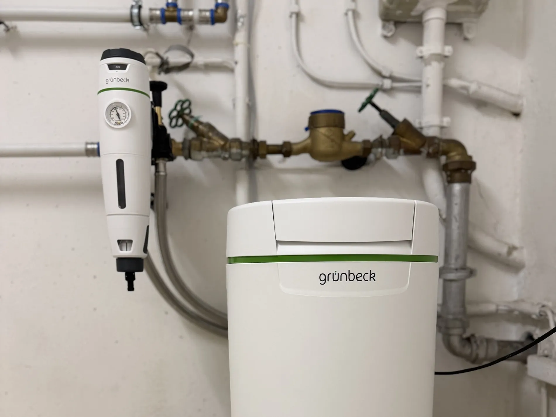 Rückspülfilter und Enthärtungsanlage von Grünbeck an einem Hausanschluss im Keller