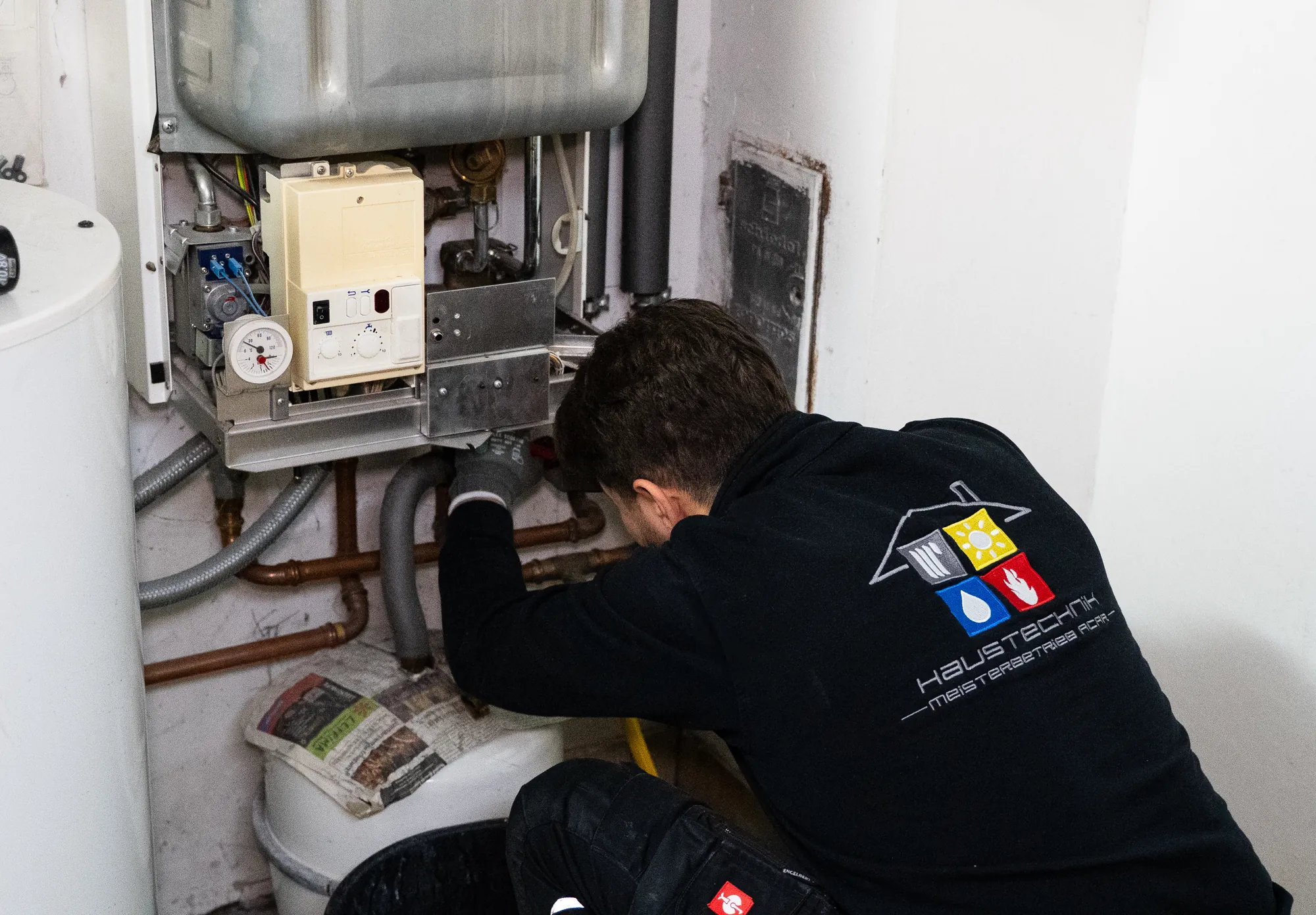 Meister von Haustechnik Acar an der Gastherme