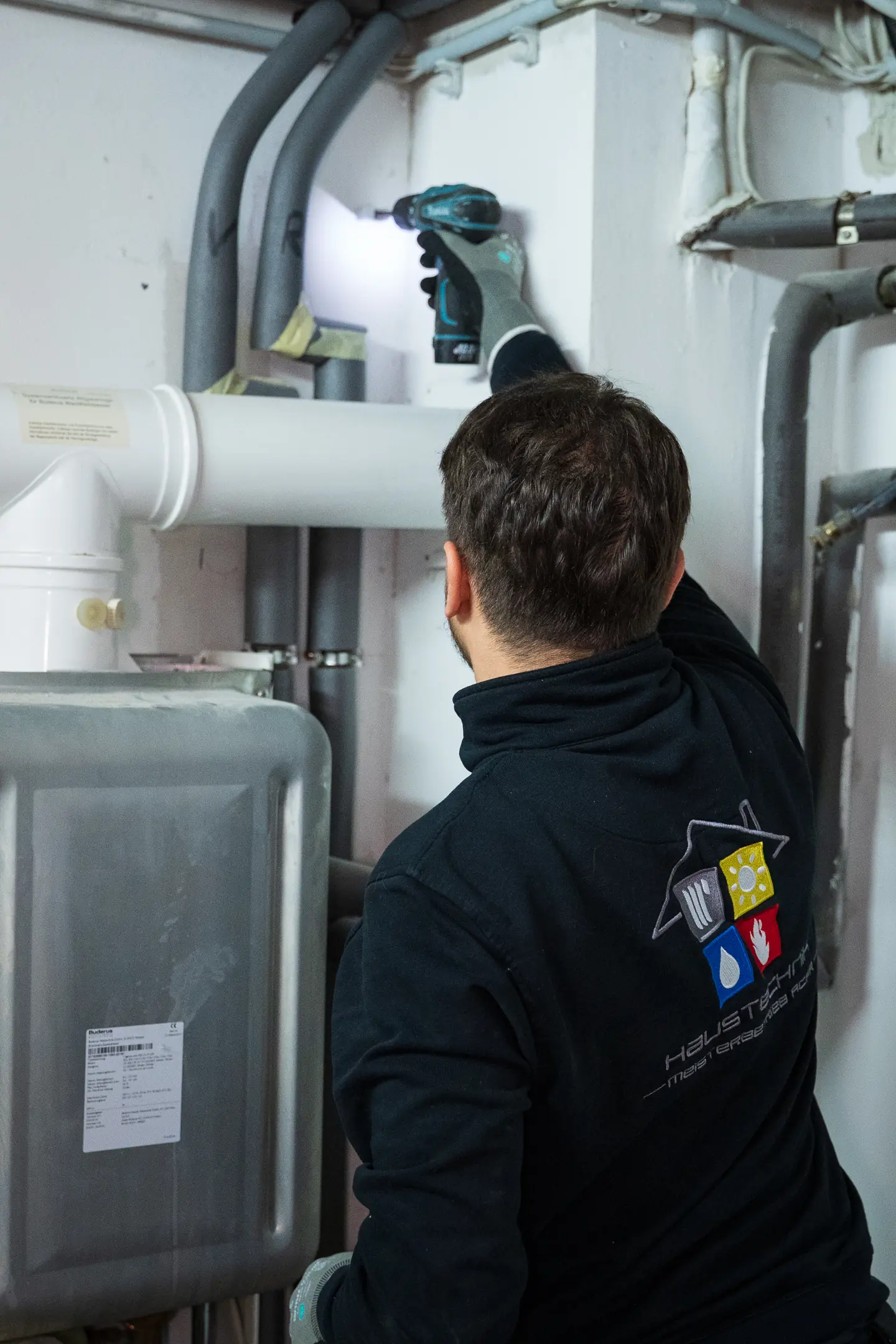 Arbeit an der Abgasleitung im Heizraum