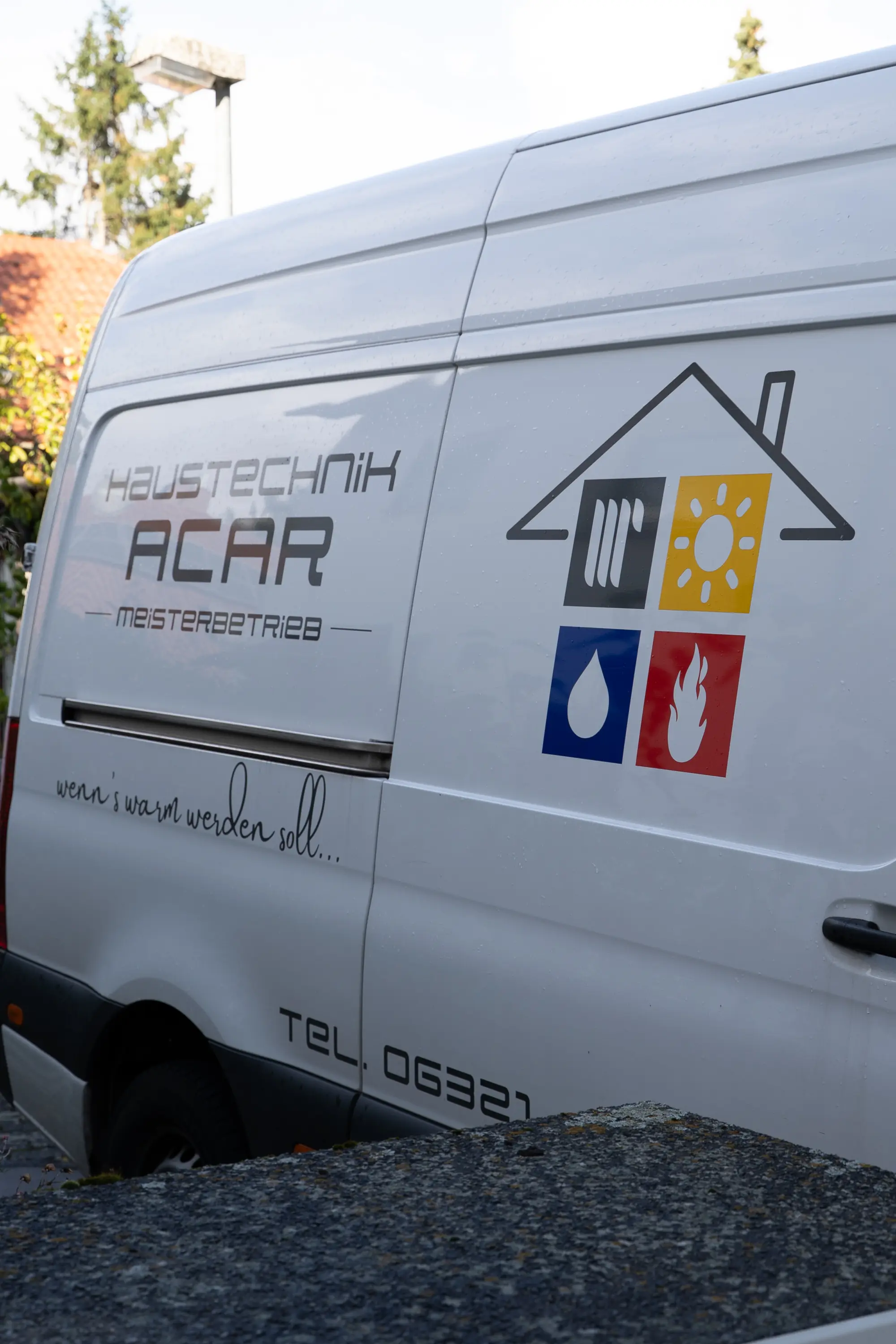 Firmenwagen von Haustechnik Acar mit Logo, seitlich