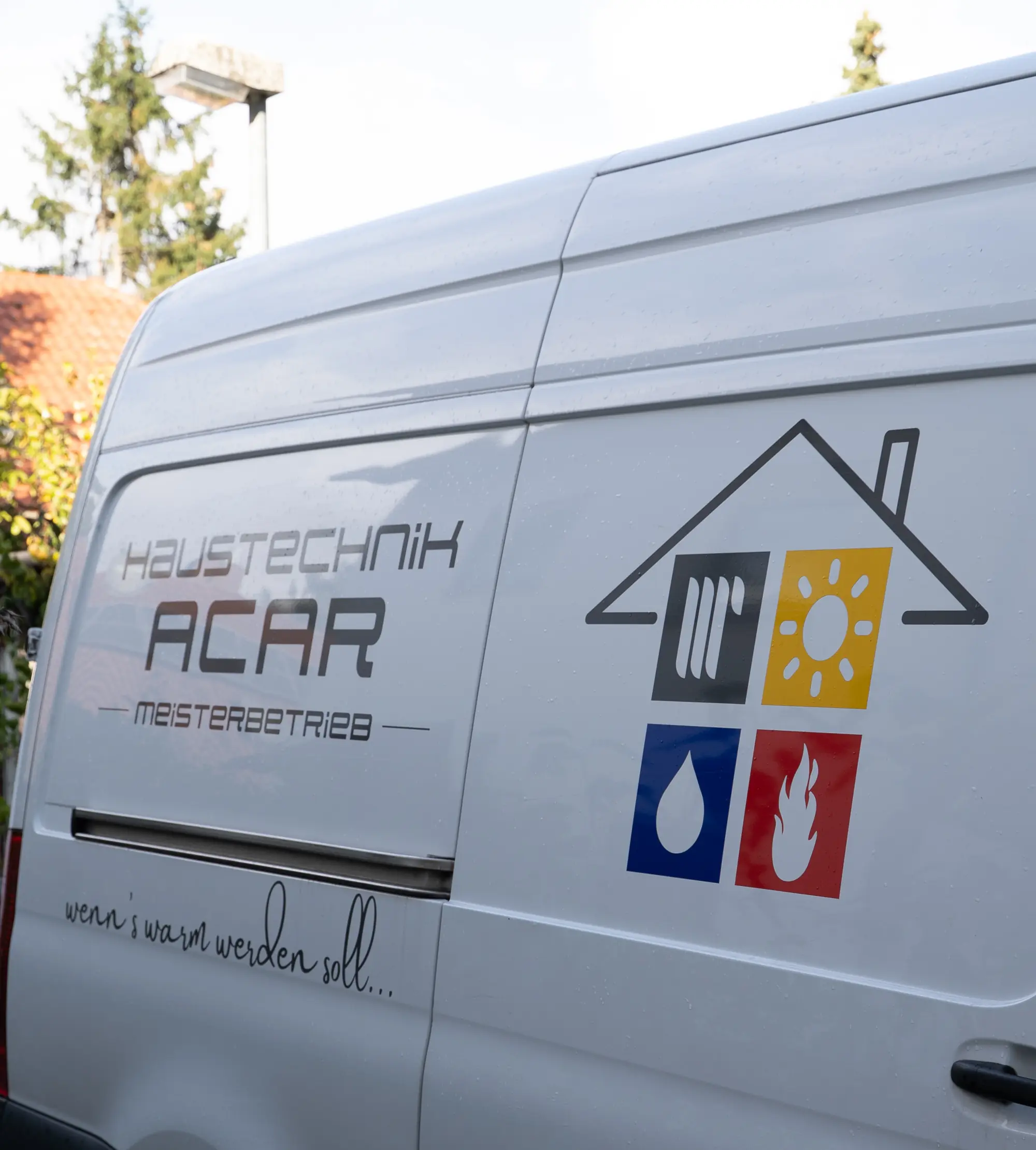 Firmenwagen von Haustechnik Acar mit Logo, seitlich
