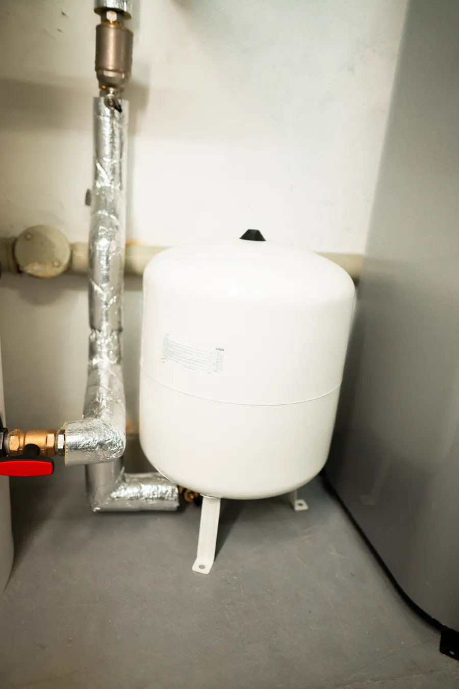 Weißes Ausdehnungsgefäß neben dem Speicher