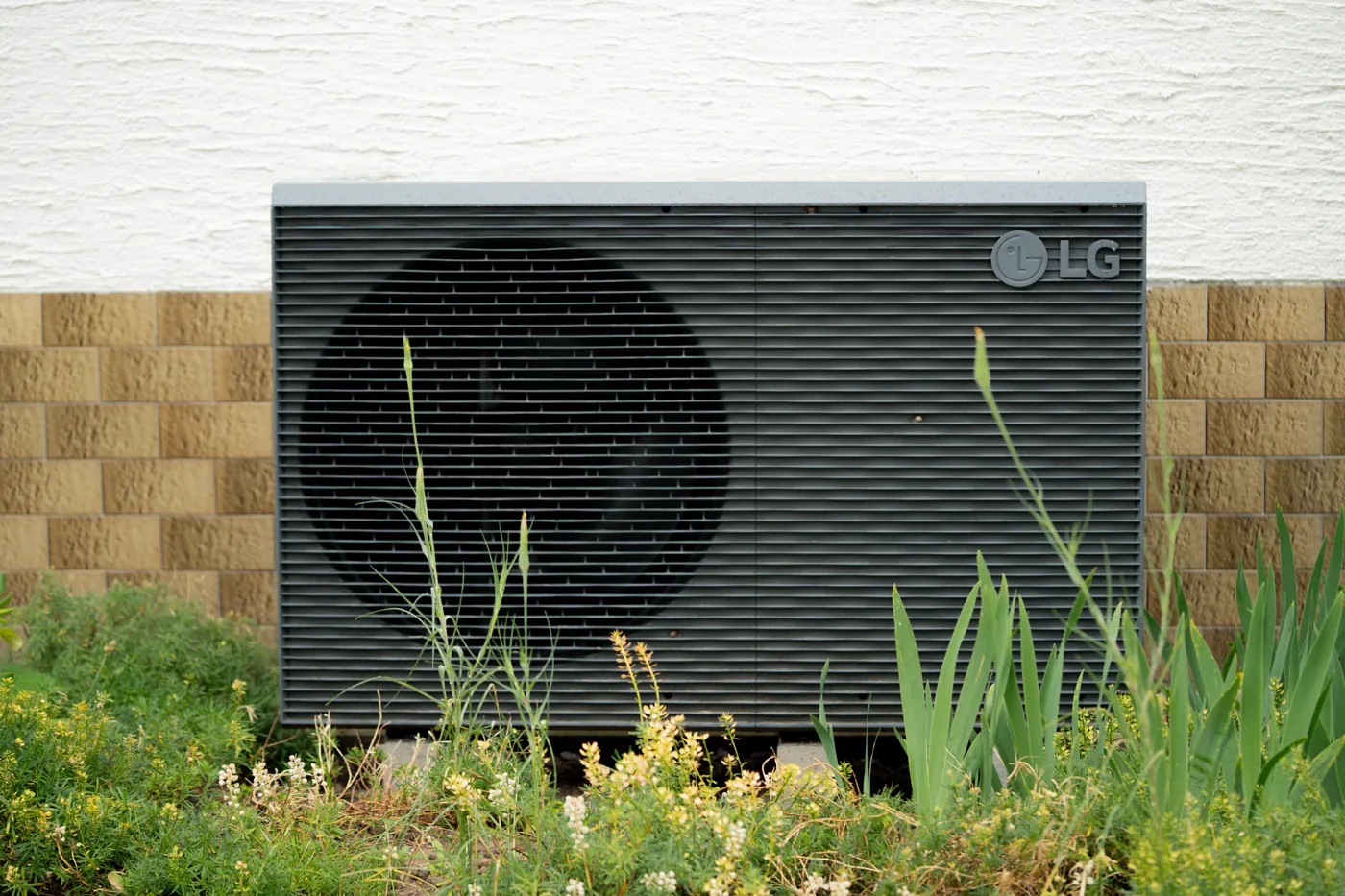 Außengerät einer LG-Wärmepumpe an einem Wohnhaus