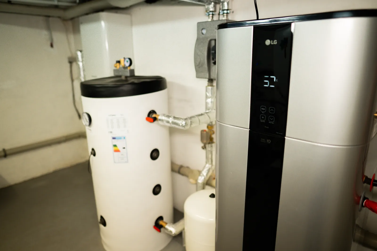 Warmwasser-Wärmepumpe von LG neben einem Speicher im Keller