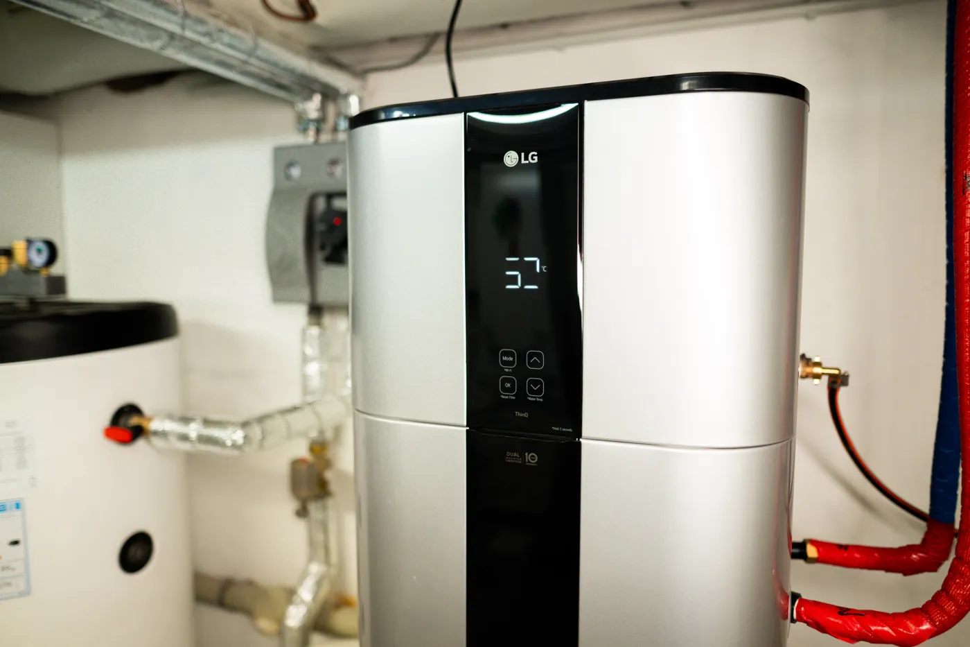 Inneneinheit und Speicher einer Wärmepumpe im Keller