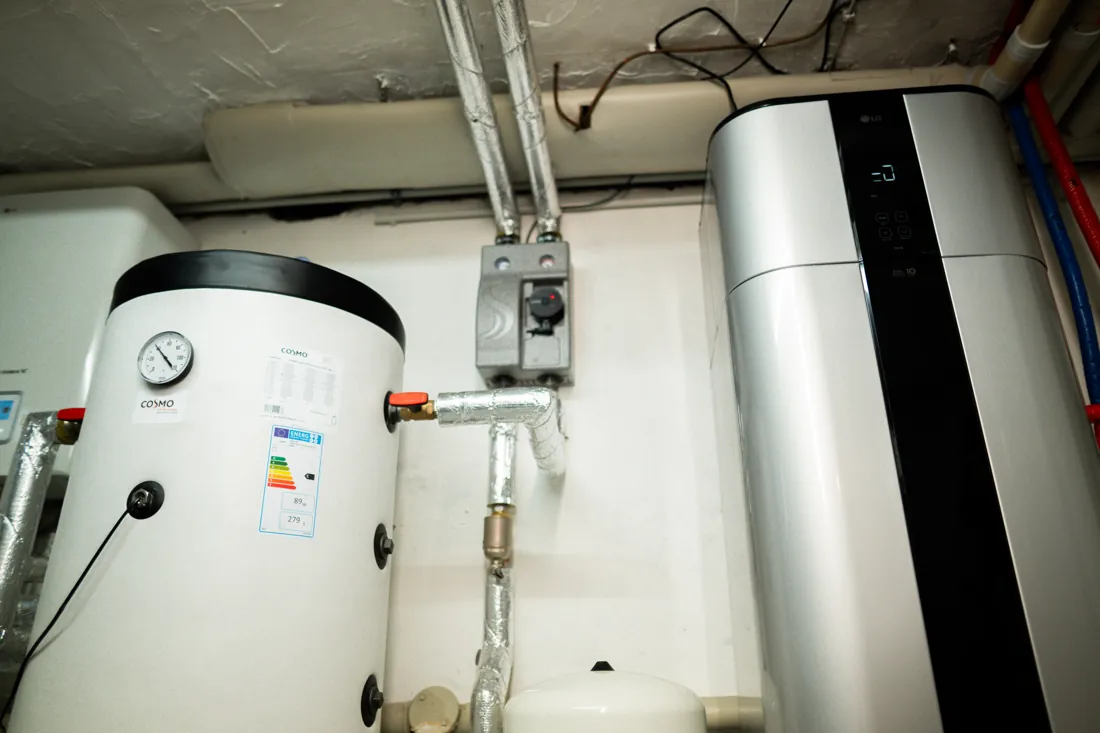 Heizraum mit neuer Wärmepumpen-Inneneinheit