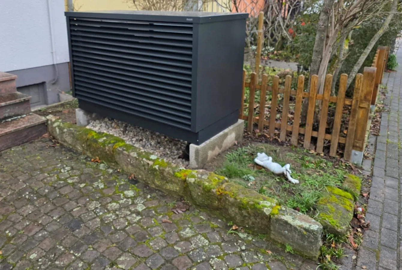 OVUM-Wärmepumpe in Bad Dürkheim, Reihenendhaus mit Außengerät im Vorgarten