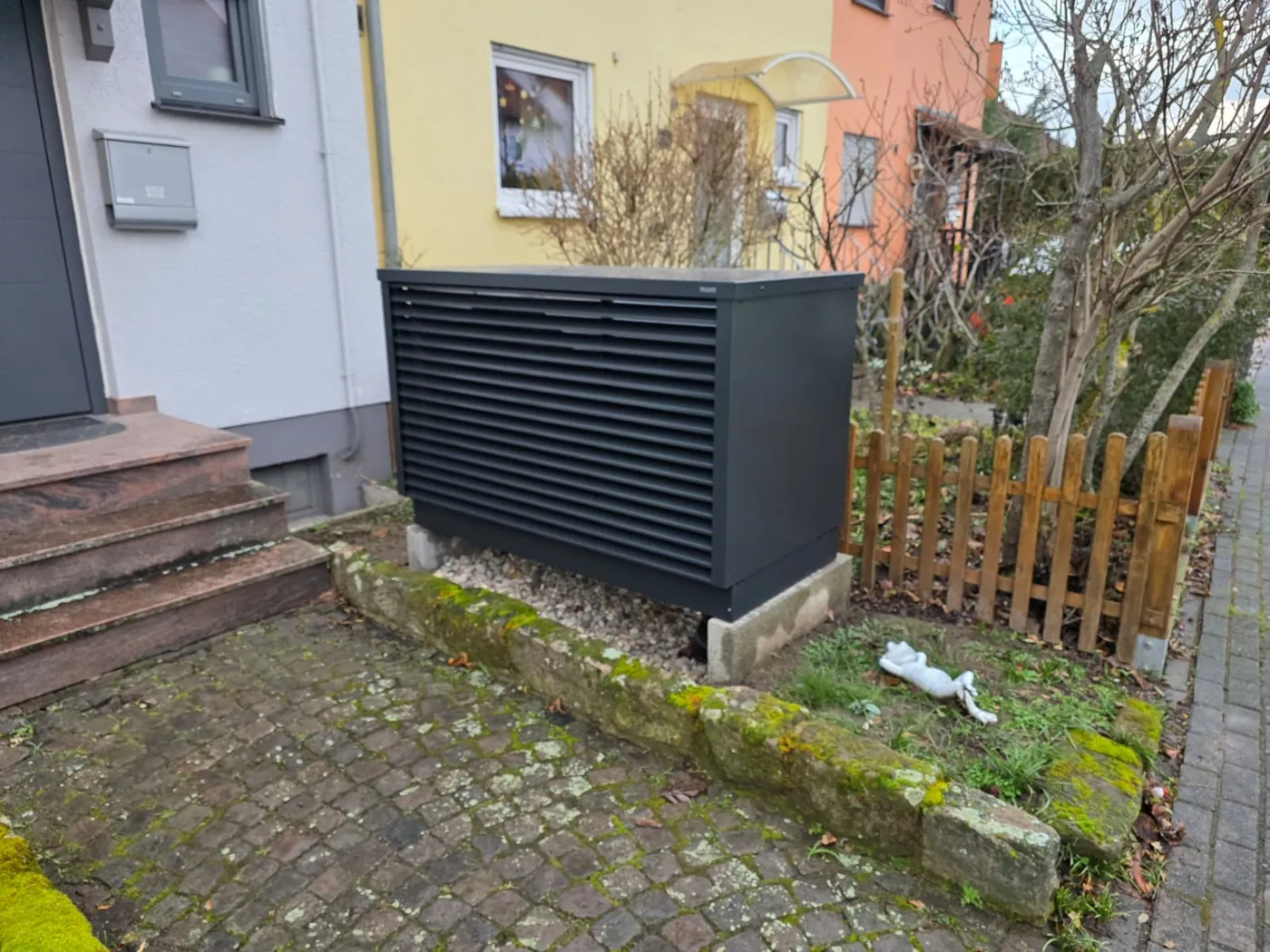 OVUM-Wärmepumpe vor einem Reihenhaus in Bad Dürkheim