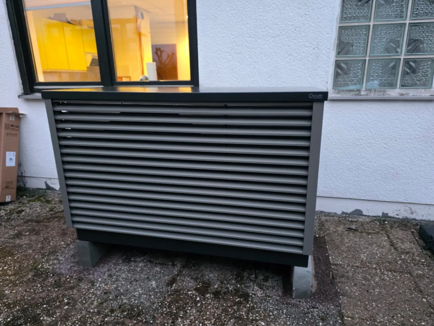 OVUM-Außengerät vor einem Bürogebäude in Kallstadt
