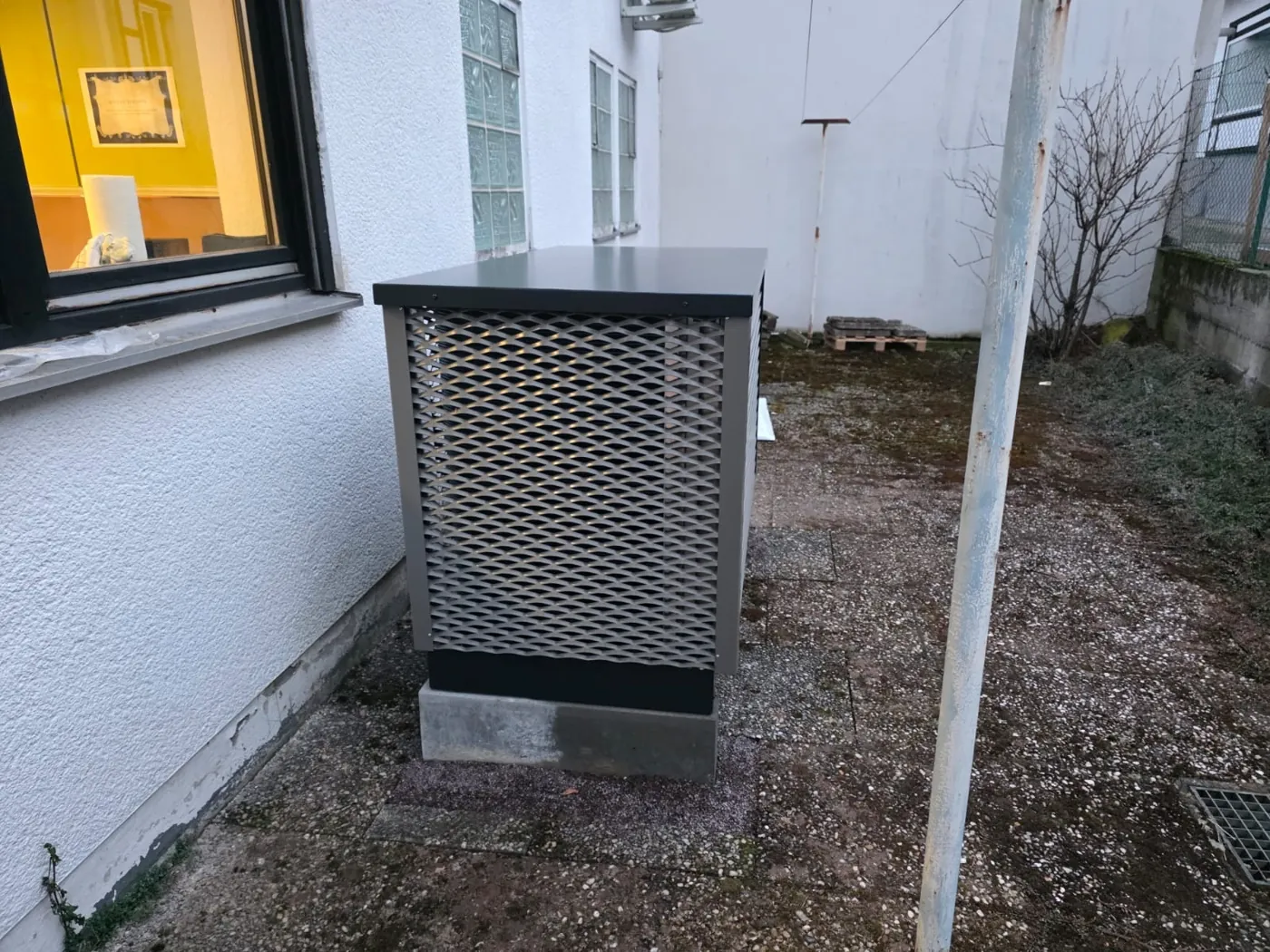Seitenansicht des OVUM-Außengeräts mit Streckmetall