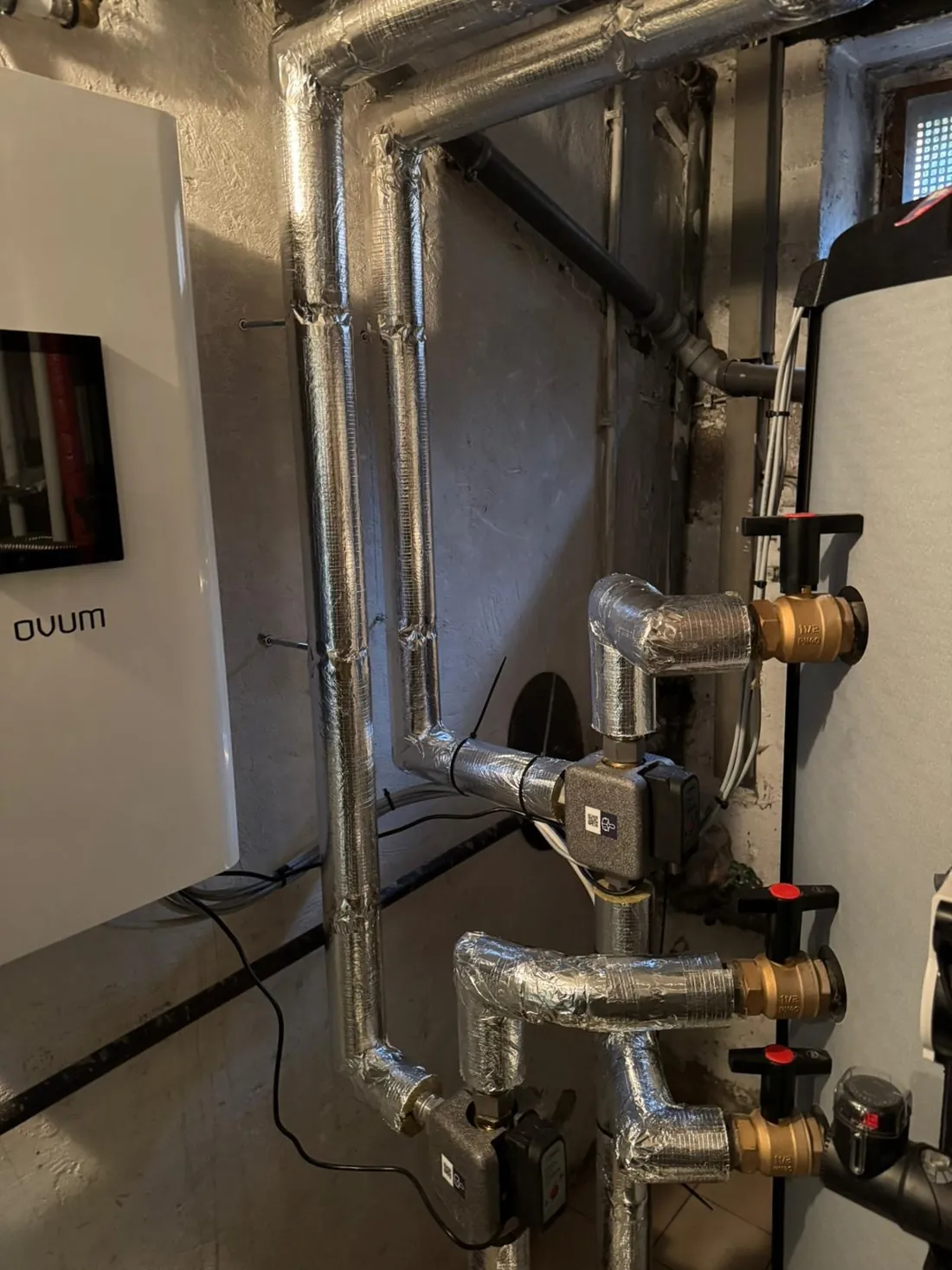 OVUM-Regelung und gedämmte Leitungen an einem großen Systemspeicher in Neustadt