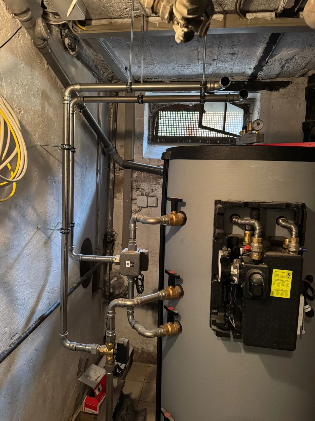 Neue Pressleitungen mit Kugelhähnen am großen Systemspeicher, noch ungedämmt