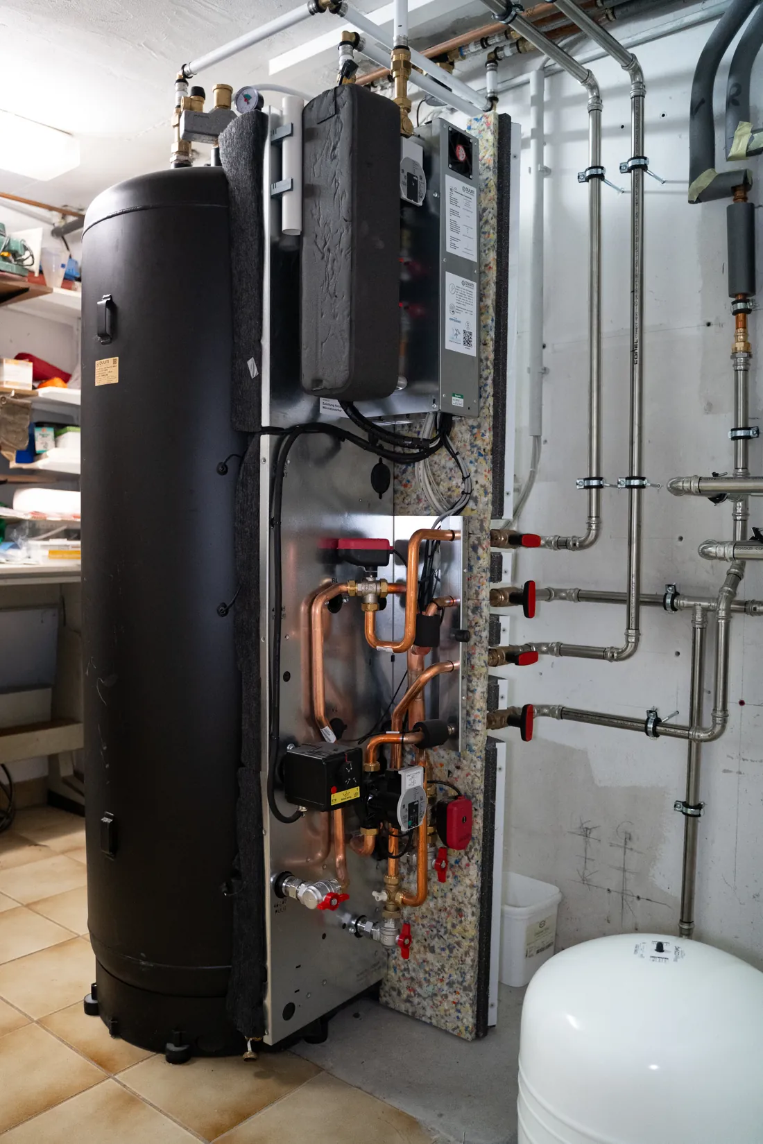 Speicher mit angebauter Hydraulik und Regelung im Keller
