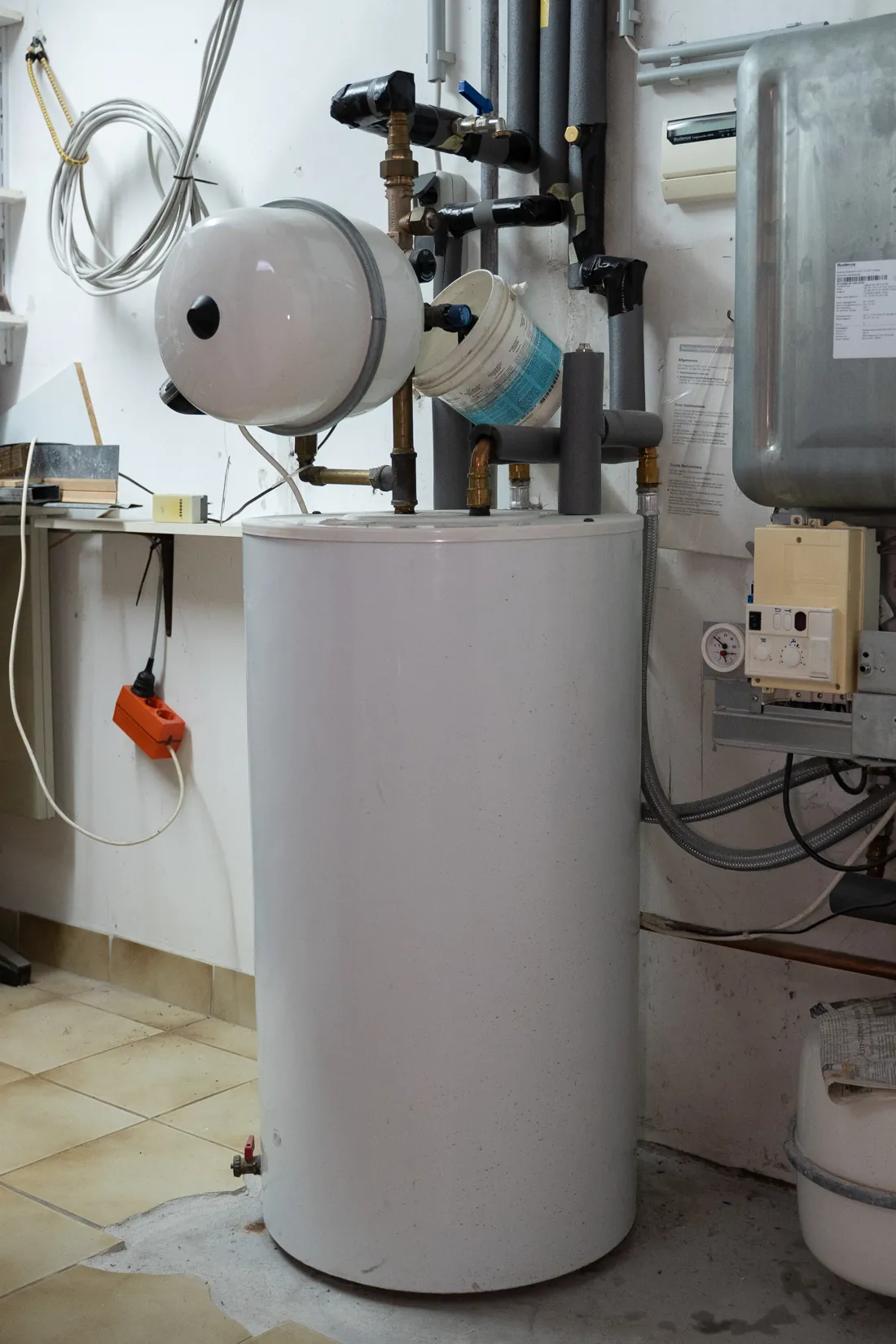 Alter Warmwasserspeicher mit Ausdehnungsgefäß im Heizraum