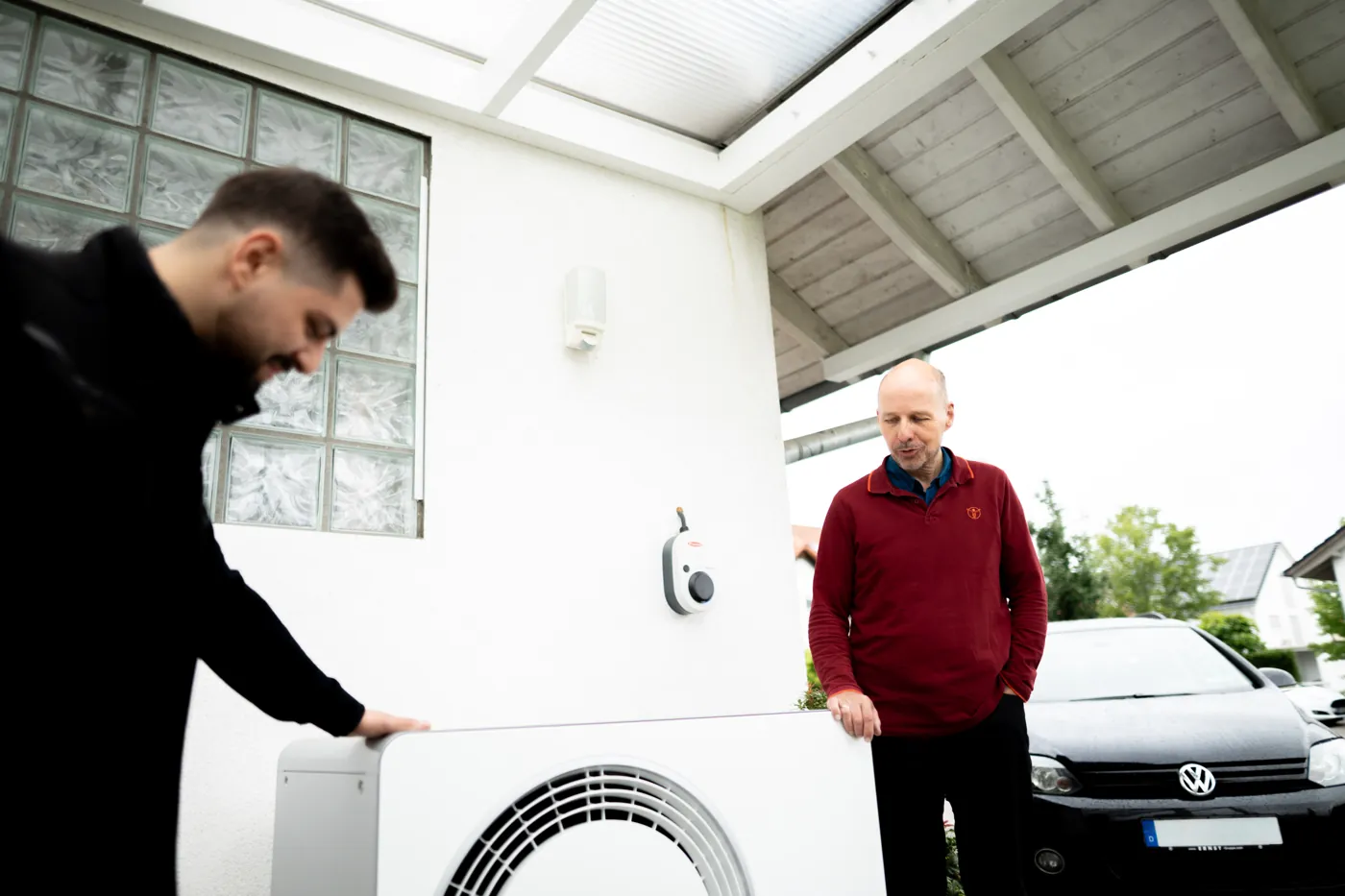 Übergabe einer Wärmepumpe an die Kunden