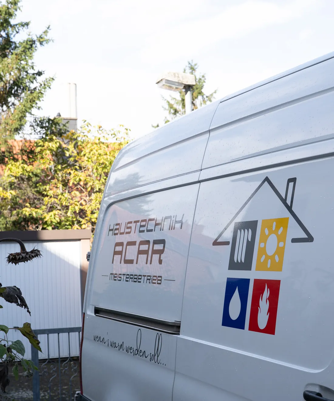 Weißer Transporter von Haustechnik Acar mit Firmenlogo auf der Seitenwand