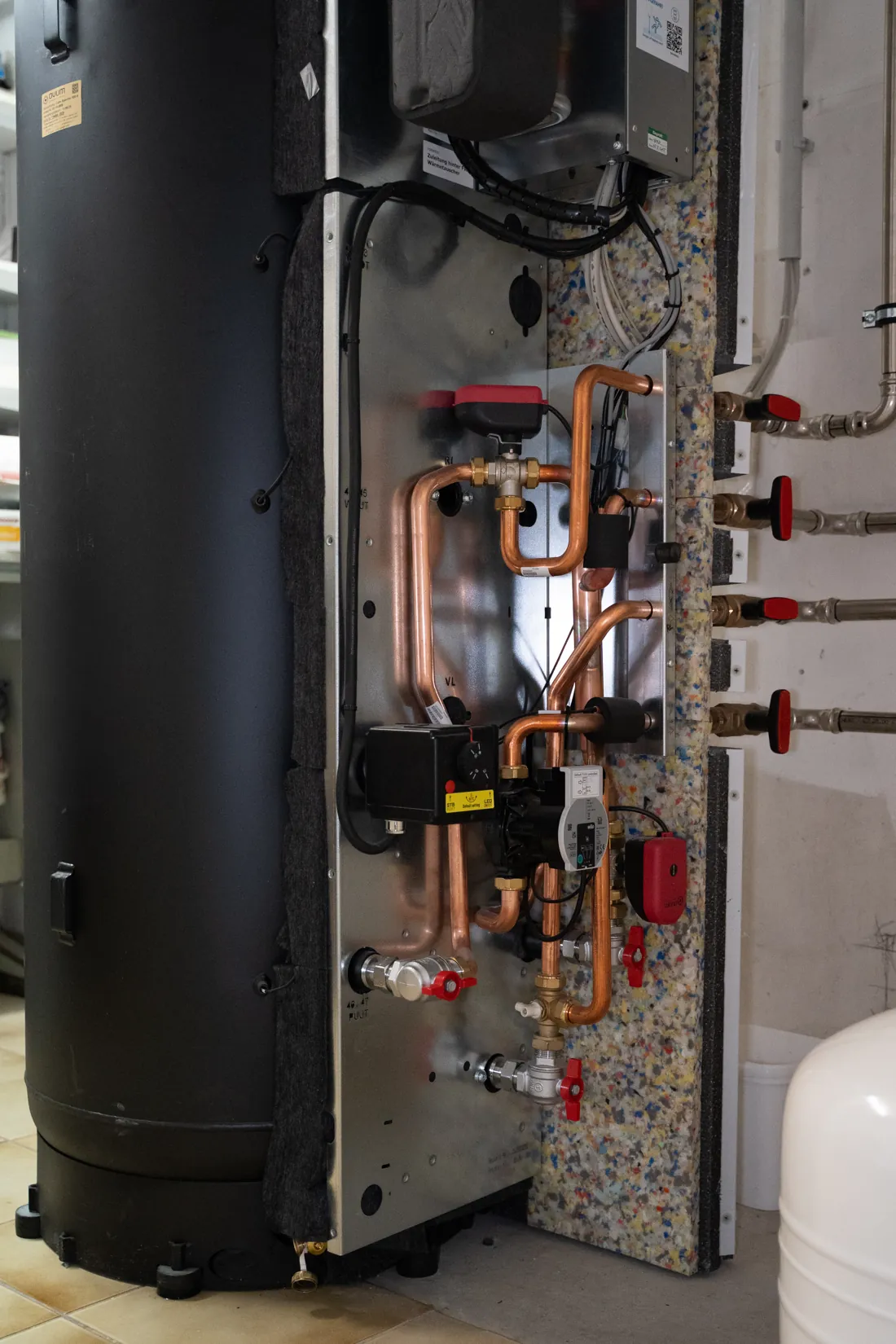 Hydraulik einer Wärmepumpe mit gedämmten Rohrleitungen