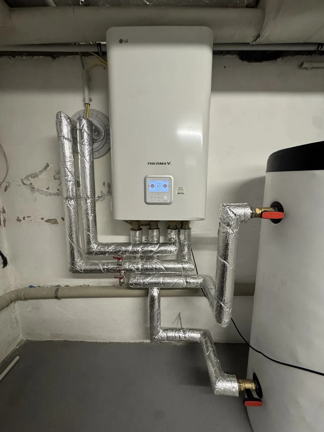 Innengerät und Pufferspeicher einer Wärmepumpe in Schifferstadt